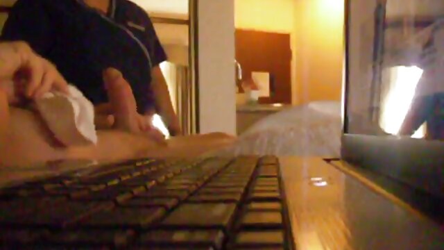 A keblű kemeny porno videok barna Tessa felemeli a szoknyáját, és leveszi a melltartóját