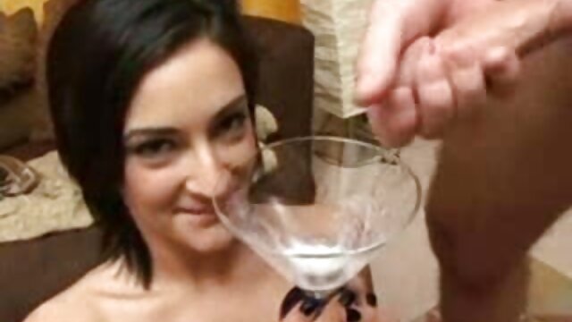 Barnafejű pornó videók online Jacky Joy mélytorkot szív egy idegennek, akit az egész testében megkötöztek. BDSM videó.