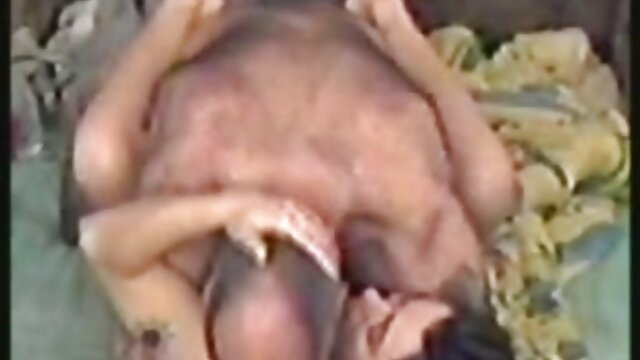 A beleélvez a szájába kurva barna csaj, Daria Glover játszik a nedves, ízletes kutyájával