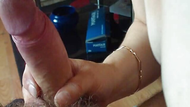 Lenyűgöző barna, aki szexi fűzőt és harisnyát néger sex video visel, Simona Style dörzsöli a csiklóját