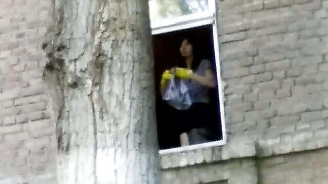 Csábító barna lány kibaszott a apa lanya sex videok kamerán egy nyilvános WC-ben
