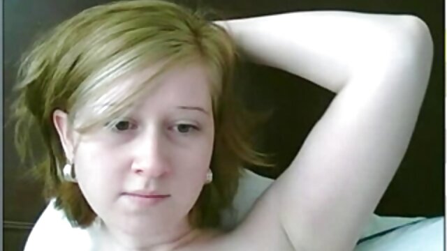 Karcsú kemeny porno videok lány Tessa olajozza a testét